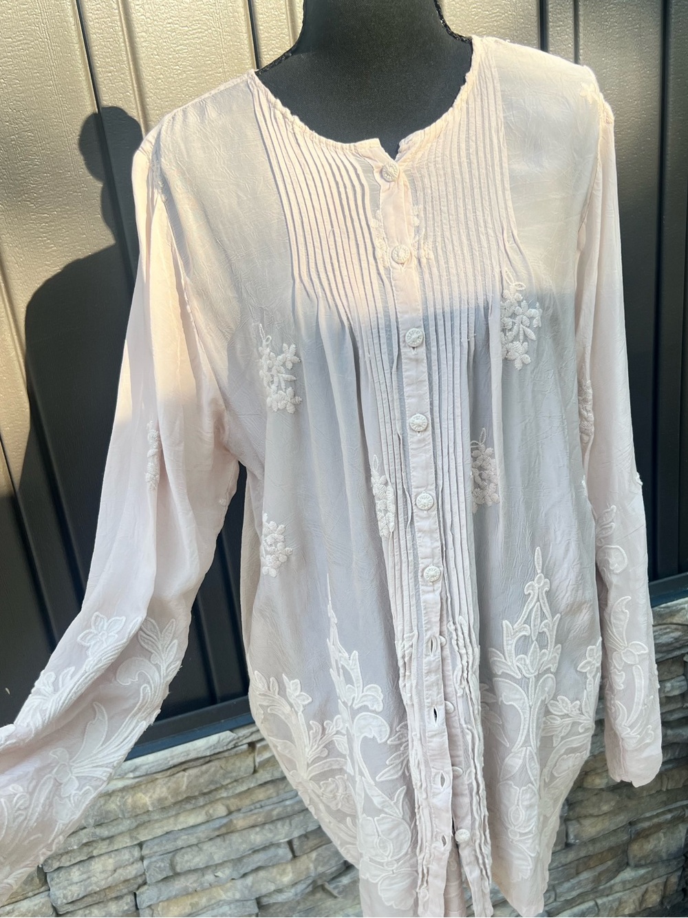 Johnny Was Pale Blush Embroidered Pintuck Button-Down Top sz M
